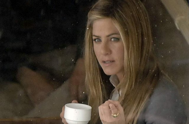 Jennifer Aniston, o dadaca mai buna decat Angelina Jolie