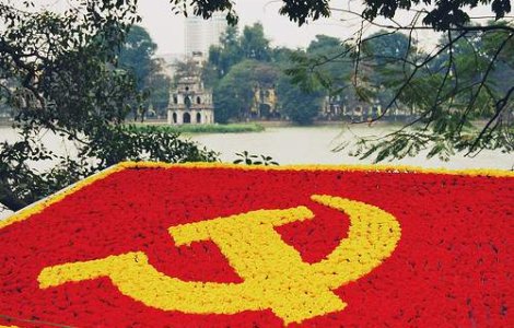 Liberalii moldoveni vor interzicerea simbolurilor regimului totalitarist, secera si ciocanul