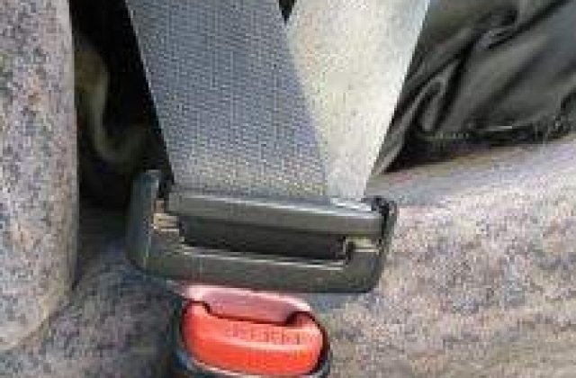 Cum se inteleg soferii romani cu centura de siguranta?