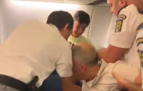 Scandal la bordul unei curse TAROM: O familie a fost evacuata dupa ce sotia ar fi scuipat si jignit echipajul / VIDEO