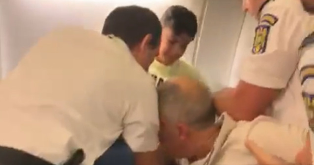 Scandal la bordul unei curse TAROM: O familie a fost evacuata dupa ce sotia ar fi scuipat si jignit echipajul / VIDEO