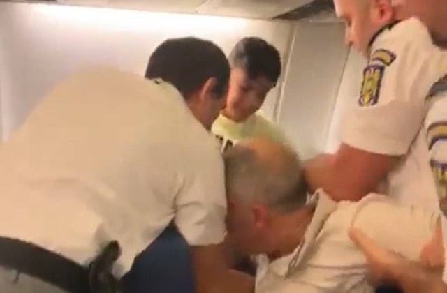 Scandal la bordul unei curse TAROM: O familie a fost evacuata dupa ce sotia ar fi scuipat si jignit echipajul / VIDEO