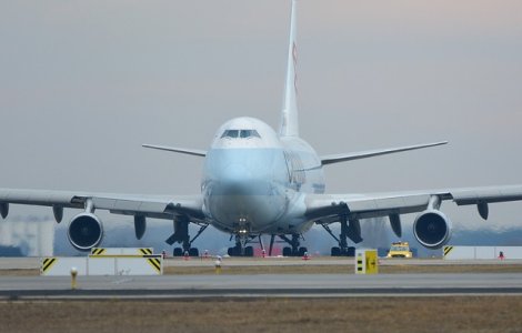 Panica la bordul unui avion, dupa ce cabina s-a umplut de fum: 8 raniti, in timpul evacuarii de urgenta