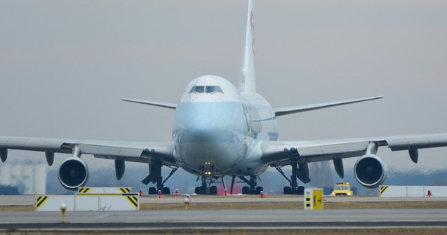 Panica la bordul unui avion, dupa ce cabina s-a umplut de fum: 8 raniti, in timpul evacuarii de urgenta