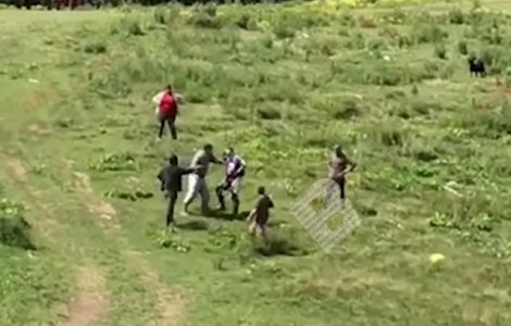 Un belgian a fost batut de mai multi ciobani, pe motiv ca le-ar fi speriat caii/ VIDEO