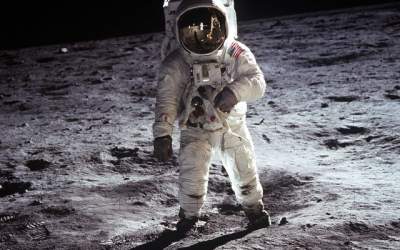 50 de ani de la primul pas pe...