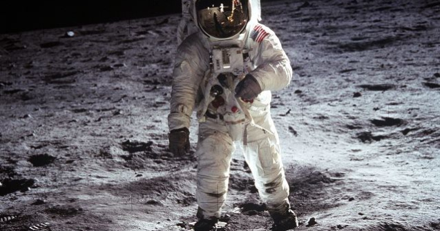 50 de ani de la primul pas pe Luna: Romania, printre tarile din care au disparut rocile lunare oferite de Nixon