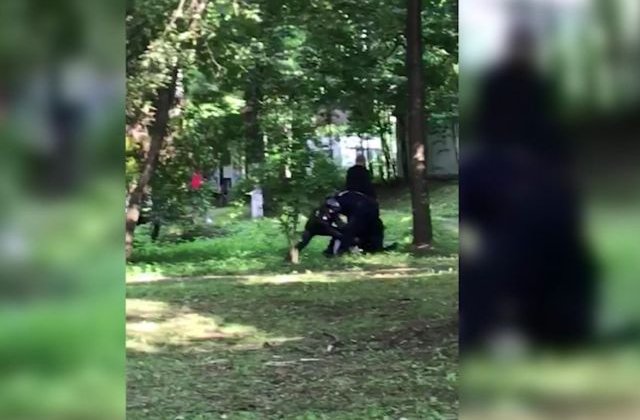 Un barbat, acuzat ca a atins indecent o fata de 12 ani, a murit la spital dupa ce jandarmii au folosit gaze lacrimogene pentru a-l incatusa