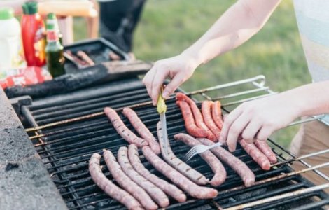 Europenii ar putea fi nevoiti sa plateasca mai mult pentru carnatii de gratar