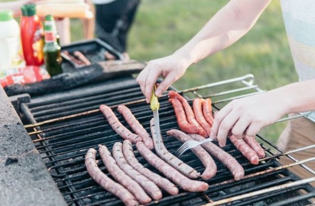 Europenii ar putea fi nevoiti sa plateasca mai mult pentru carnatii de gratar