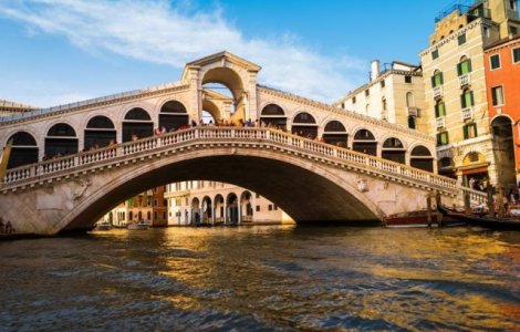 Doi turisti, amendati cu 950 de euro in Venetia, dupa ce si-au facut o cafea la baza podului Rialto