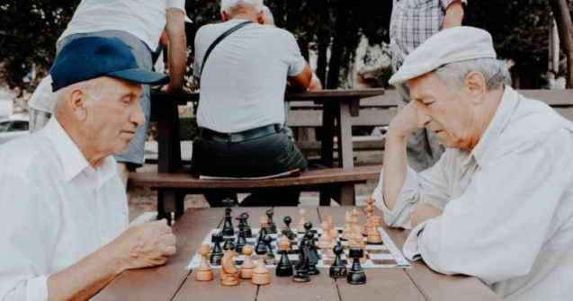 Studiu: Deprinderea simultana a mai multor abilitati poate intineri creierele varstnicilor chiar si cu 30 de ani