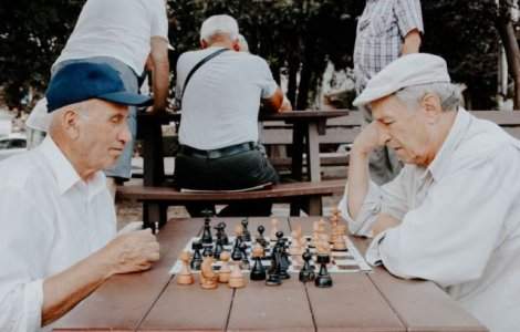 Studiu: Deprinderea simultana a mai multor abilitati poate intineri creierele varstnicilor chiar si cu 30 de ani