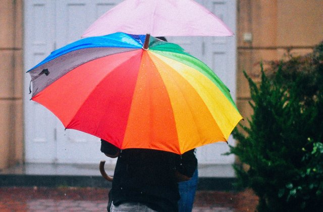 25 de judete, sub cod GALBEN de furtuna pana luni seara. Ploi torentiale in Capitala si in alte 10 judete, pana marti dimineata