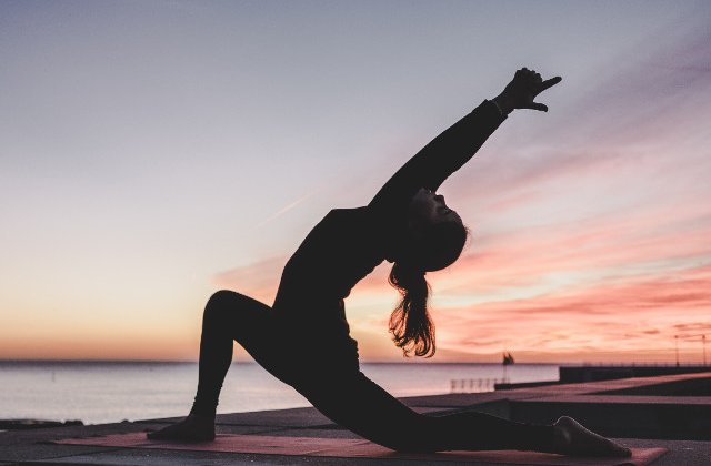 Antrenament de seara: 8 exercitii pe care sa le incerci inainte de culcare pentru a dormi mai bine