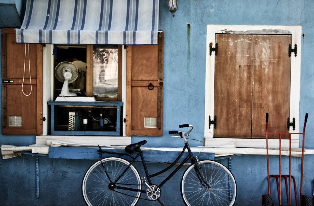Trei turisti, amendati la Venetia dupa ce si-au parcat bicicletele pe strada