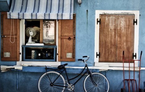 Trei turisti, amendati la Venetia dupa ce si-au parcat bicicletele pe strada