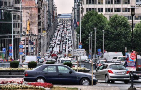 Masuri dure pentru incurajarea transportului alternativ: Bruxelles vrea sa limiteze viteza maxima a masinilor la numai 30 km/h