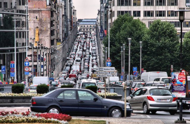 Masuri dure pentru incurajarea transportului alternativ: Bruxelles vrea sa limiteze viteza maxima a masinilor la numai 30 km/h