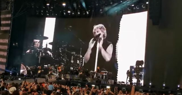 Concert Bon Jovi: Sute de oameni ar fi urmarit spectacolul fara sa plateasca, din curtea Palatului Parlamentului/ VIDEO