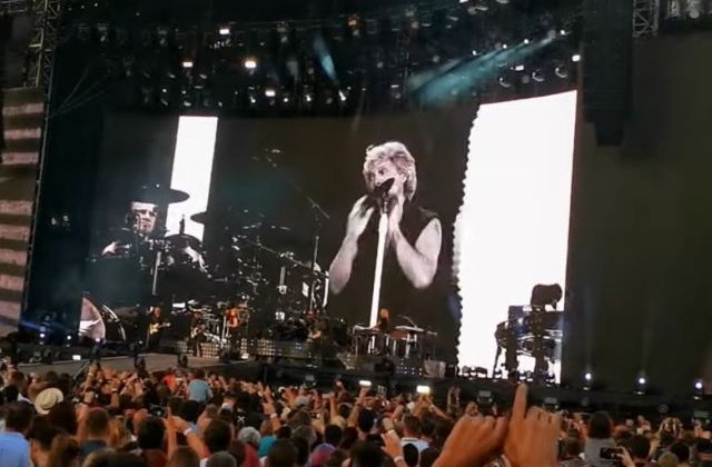 Concert Bon Jovi: Sute de oameni ar fi urmarit spectacolul fara sa plateasca, din curtea Palatului Parlamentului/ VIDEO