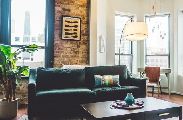 Cum poti schimba rapid aspectul unui living invechit atunci cand depinzi de un buget restrans