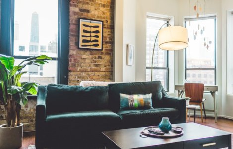 Cum poti schimba rapid aspectul unui living invechit atunci cand depinzi de un buget restrans