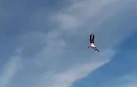 Un barbat a supravietuit dupa ce i s-a rupt coarda de bungee jumping si a cazut in gol de la 90 de metri