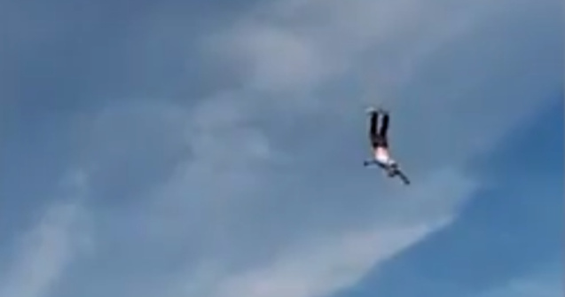 Un barbat a supravietuit unei cazaturi de la 90 de metri dupa ce s-a r