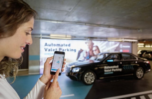 Mercedes-Benz a dezvoltat primul sistem de parcare autonoma fara supraveghere umana: tehnologia va fi testata la Stuttgart