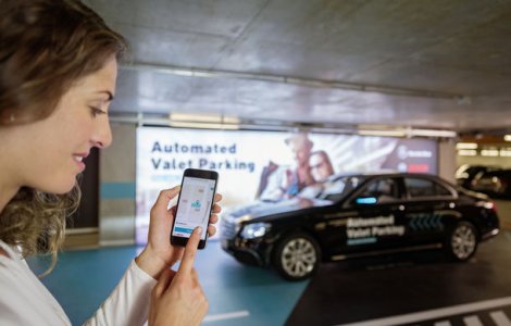 Mercedes-Benz a dezvoltat primul sistem de parcare autonoma fara supraveghere umana: tehnologia va fi testata la Stuttgart