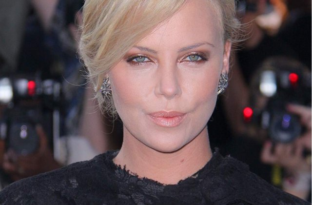 Charlize Theron militeaza pentru homosexuali si lesbiene