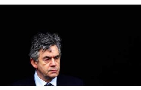 Premierul britanic si-a uitat intr-un taxi fondul de ten si pudra bronzanta