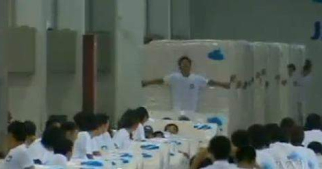  Video  Chinezii stabilesc un nou record: Domino cu 1001 saltele