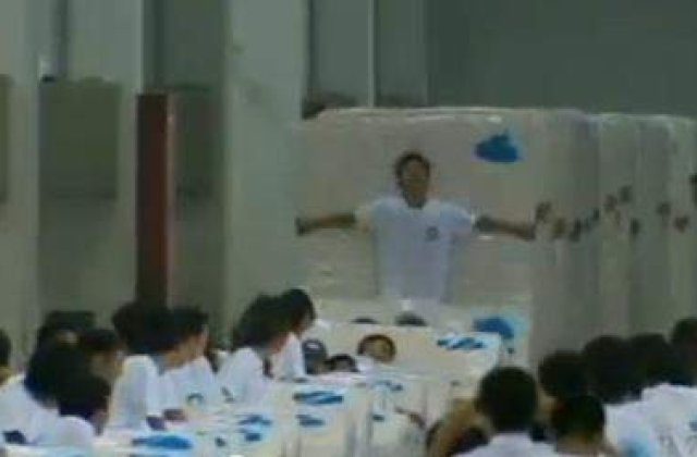 [VIDEO] Chinezii stabilesc un nou record: Domino cu 1001 saltele