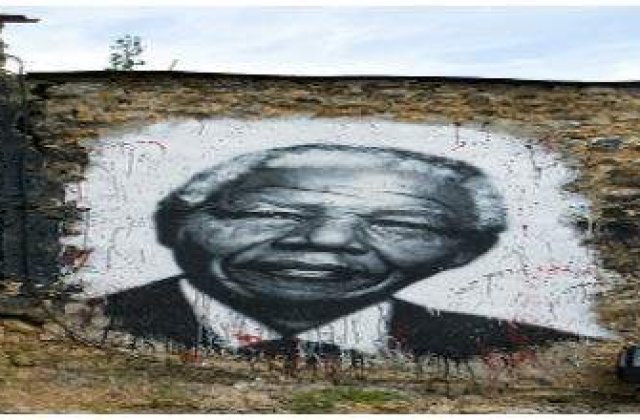 Nelson Mandela, omagiat de sotii Obama la implinirea varstei de 94 de ani