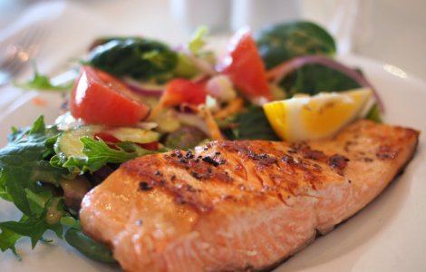 Studiu: Consumul a trei portii de peste pe saptamana reduce riscul de cancer colorectal