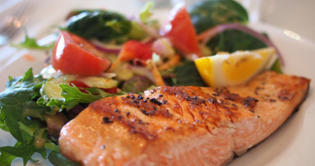 Studiu: Consumul a trei portii de peste pe saptamana reduce riscul de cancer colorectal