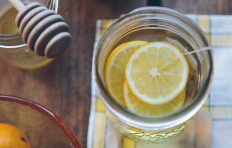 De ce si cand este bine sa consumi apa calda cu lamaie, potrivit nutritionistilor