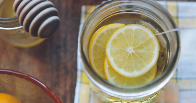 De ce si cand este bine sa consumi apa calda cu lamaie, potrivit nutritionistilor