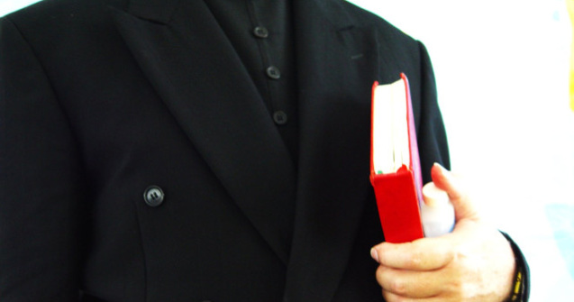 Autoritatile din California au gasit in masina unui preot accidentat 18.000 de dolari furati din parohia sa