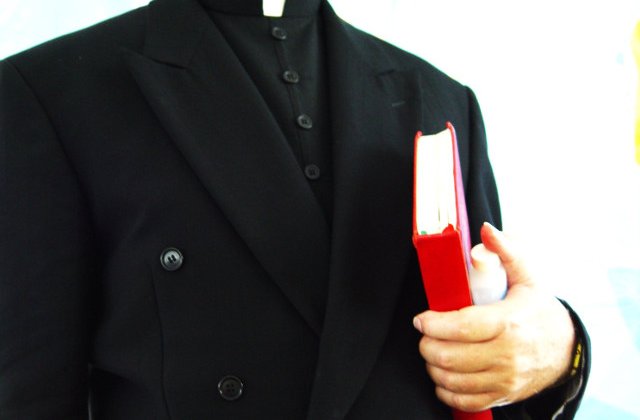 Autoritatile din California au gasit in masina unui preot accidentat 18.000 de dolari furati din parohia sa