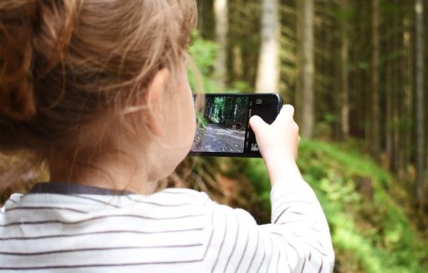 Avertismentul specialistilor: Copiii sub doi ani nu ar trebui lasati deloc in fata ecranelor