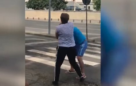 Un barbat, batut de sotie pe strada, in centrul Aradului/ VIDEO