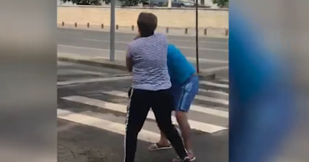 Un barbat, batut de sotie pe strada, in centrul Aradului/ VIDEO