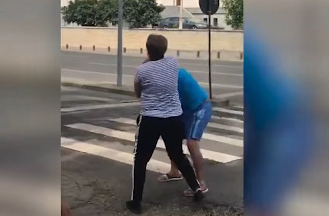 Un barbat, batut de sotie pe strada, in centrul Aradului/ VIDEO