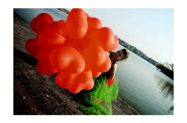 'Lumea e un loc de joaca', in fotografia Oanei Manea