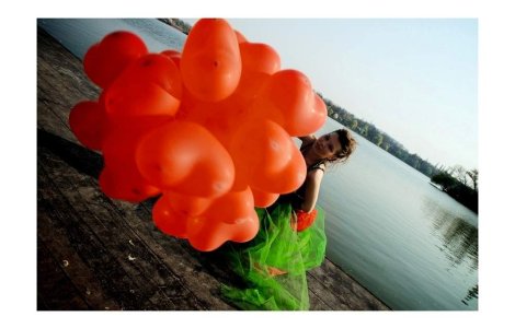 'Lumea e un loc de joaca', in fotografia Oanei Manea