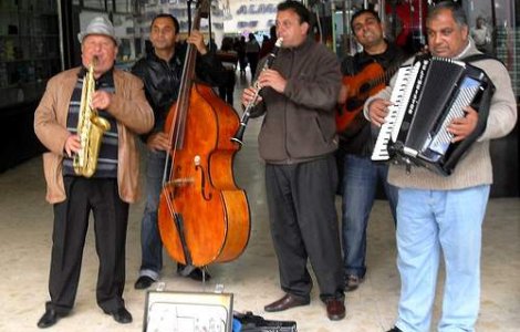 BBC a facut un reportaj despre zidurile care izoleaza romii de romani