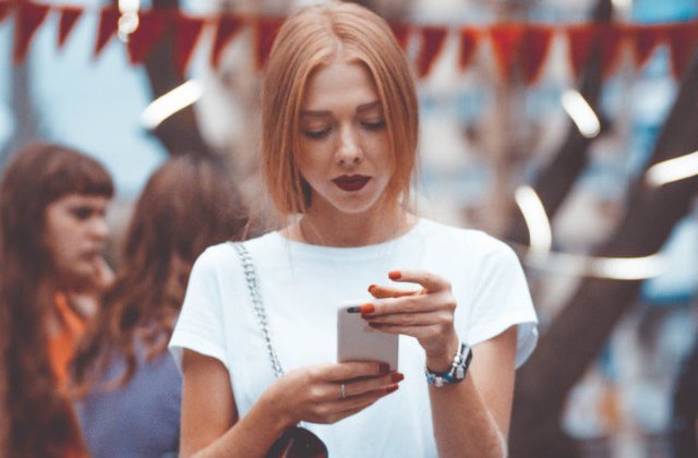 Studiu: Dependenta de telefoane mobile creste riscul de obezitate si alte boli asociate